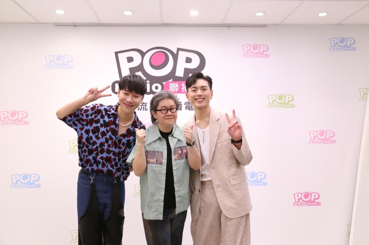 小賴帶旗下藝人龔言脩獻聲Toto主持的POP Radio《幕前幕後偷偷看》。(POP Radio提供)