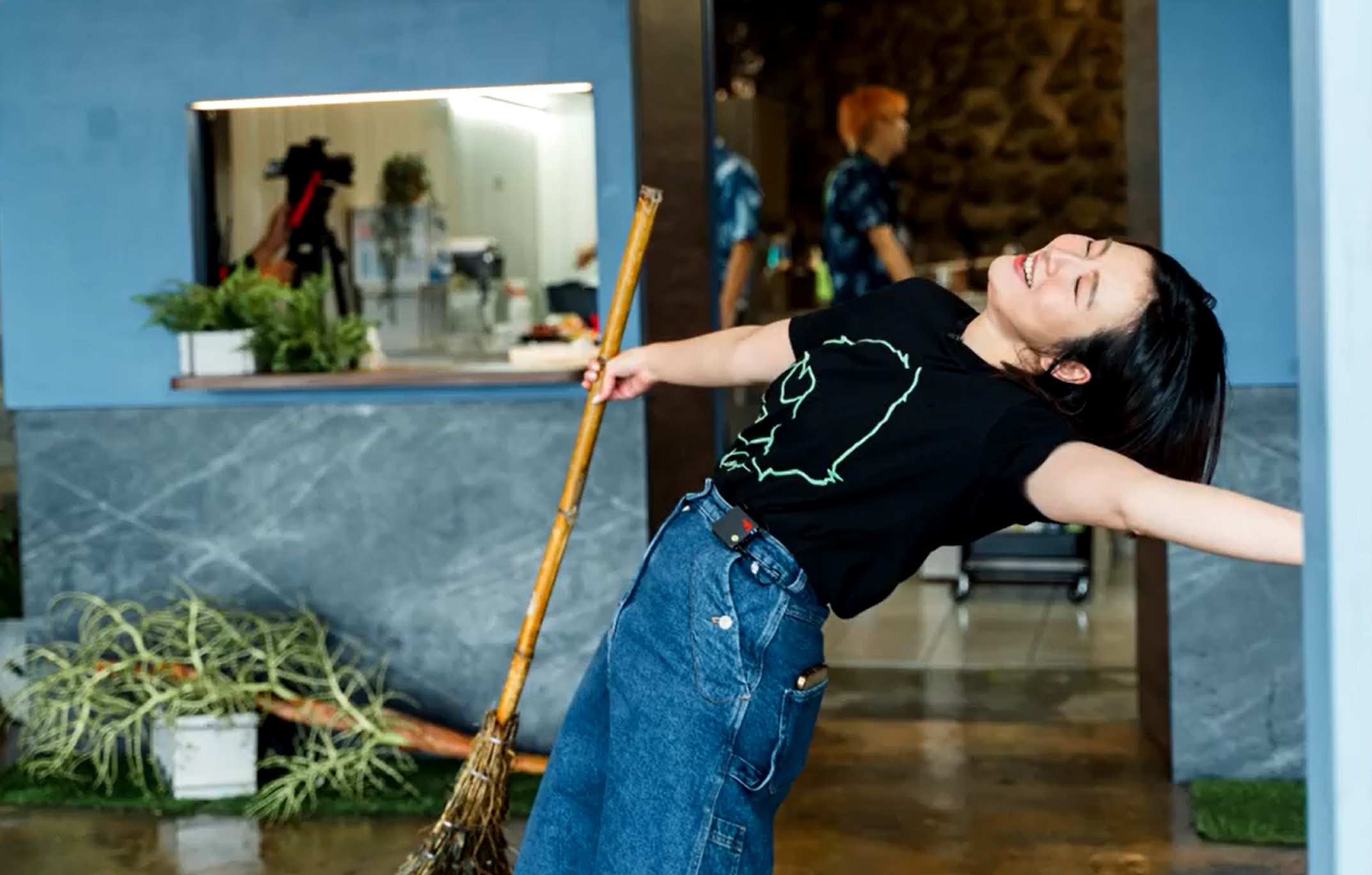 劉品言在「老屋」餐廳當小幫手。（TVBS提供）