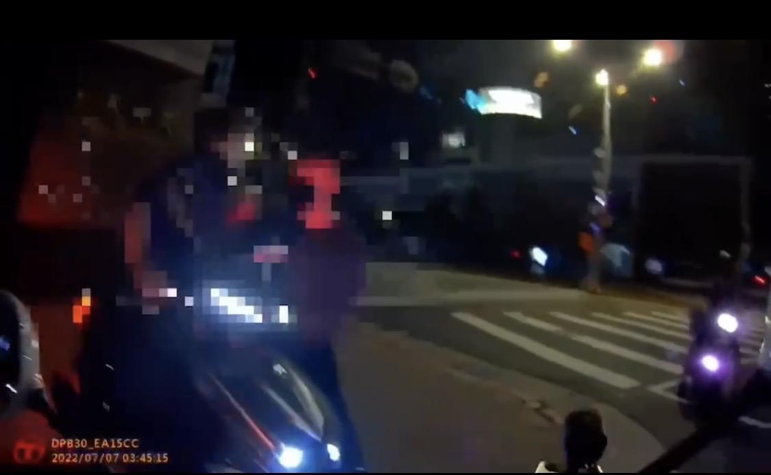 陳打架後要跑,李攔阻。(翻攝畫面)