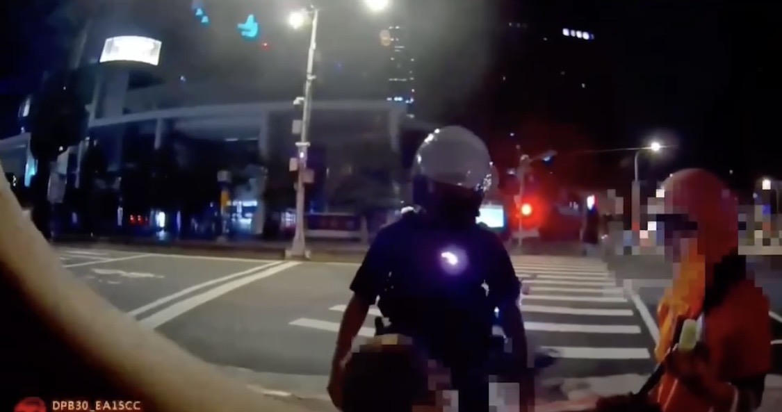 蘇女跟警方說明。（翻攝畫面）