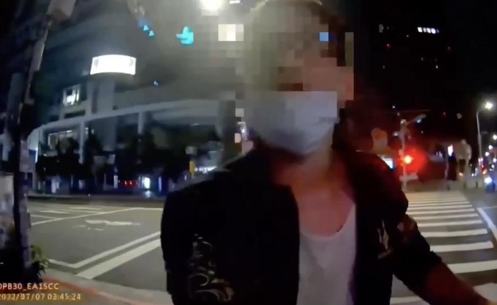 陳跟警告狀被打,後被查出是通緝犯。(翻攝畫面)