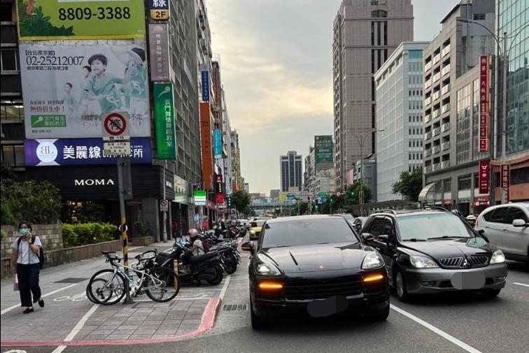 男網友遇上一輛保時捷違停，駕駛突開車門讓他反應不及差點撞上。（翻攝自爆料公社二社） 