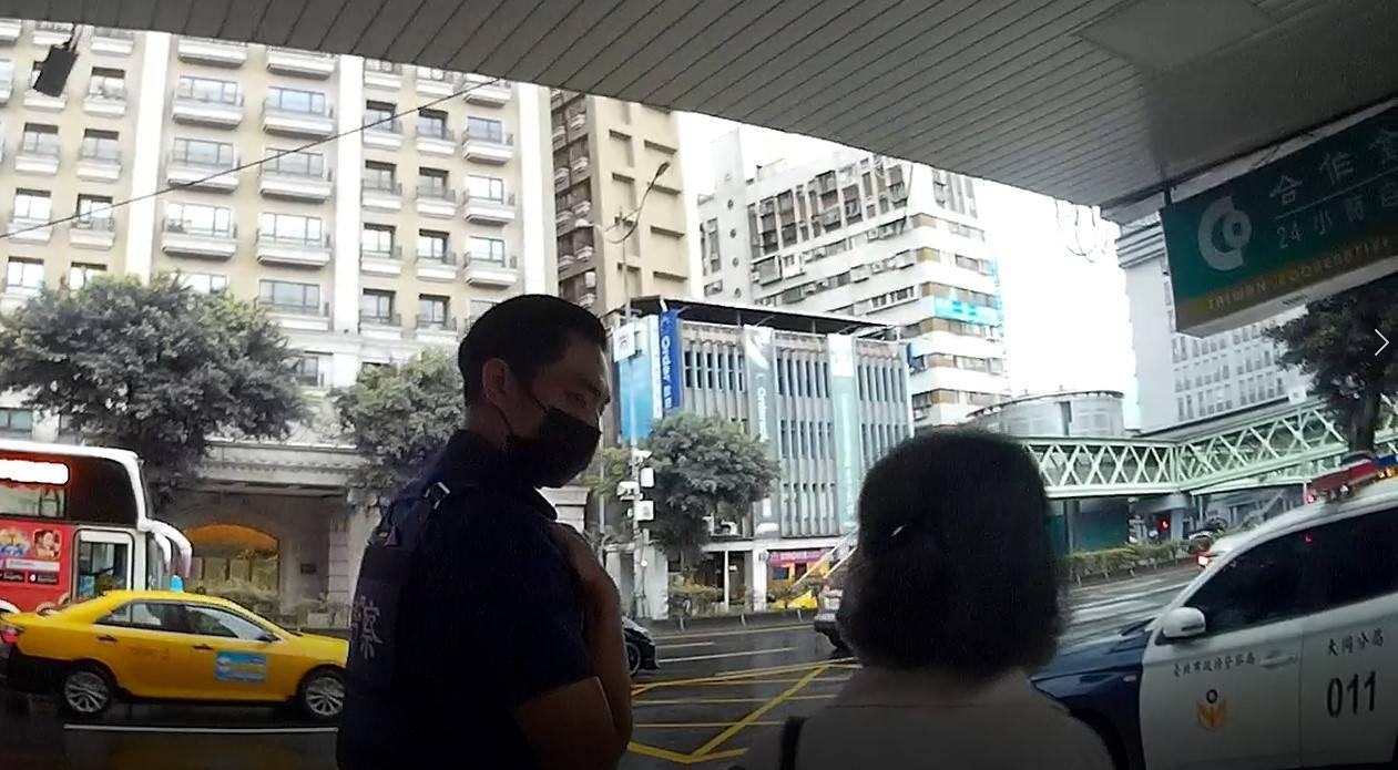 警員耐心勸婦人，後幫婦人保住百萬元。（翻攝畫面）