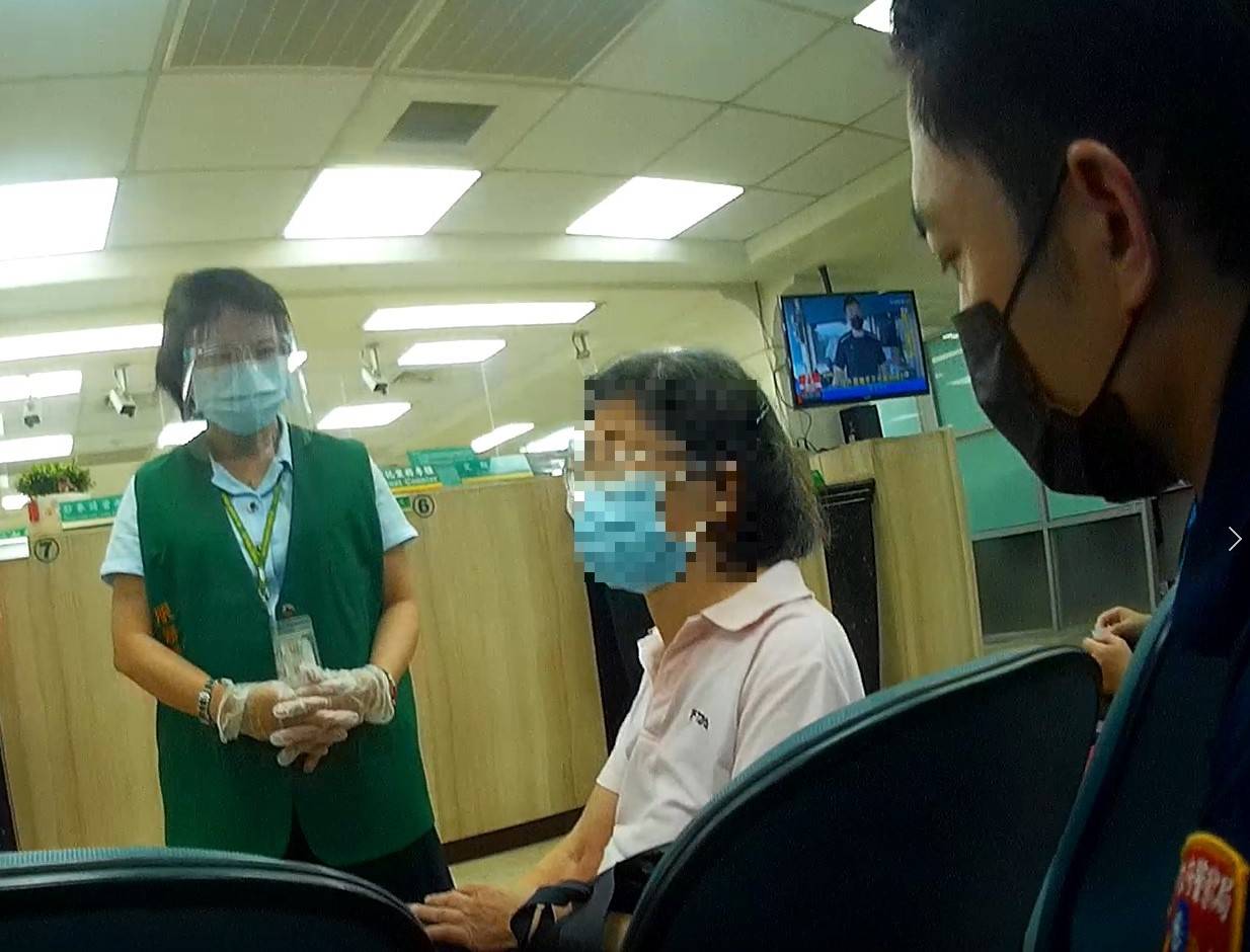 銀行人員及警方勸婦人不要上當。（翻攝畫面）