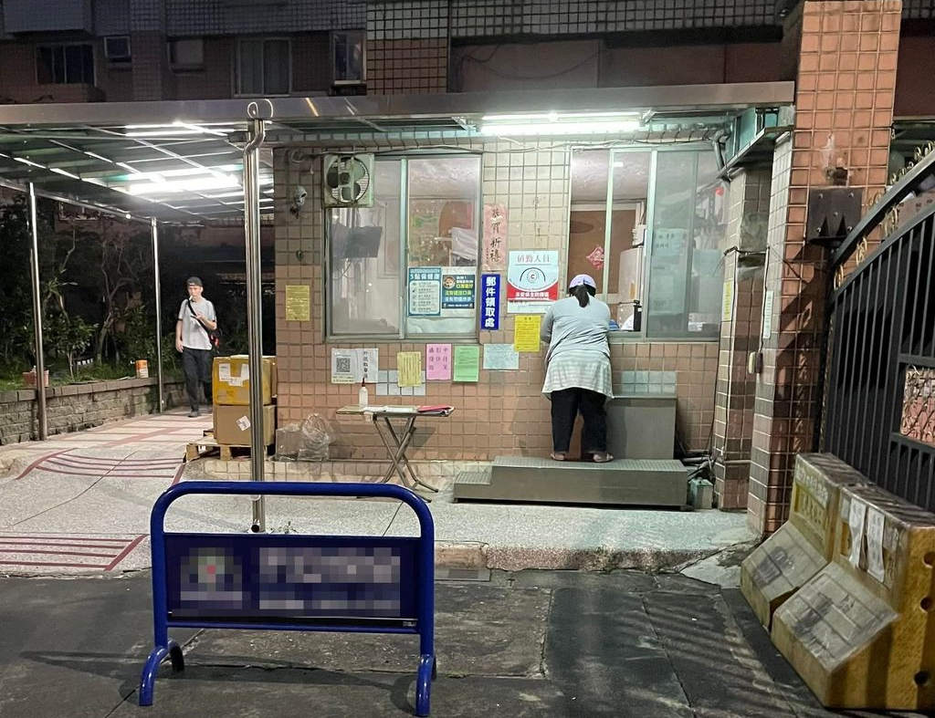 一名網友點的外送餐點被人偷走，向管理室保全反映卻遭對方嗆聲。（翻攝自爆料公社二社）
