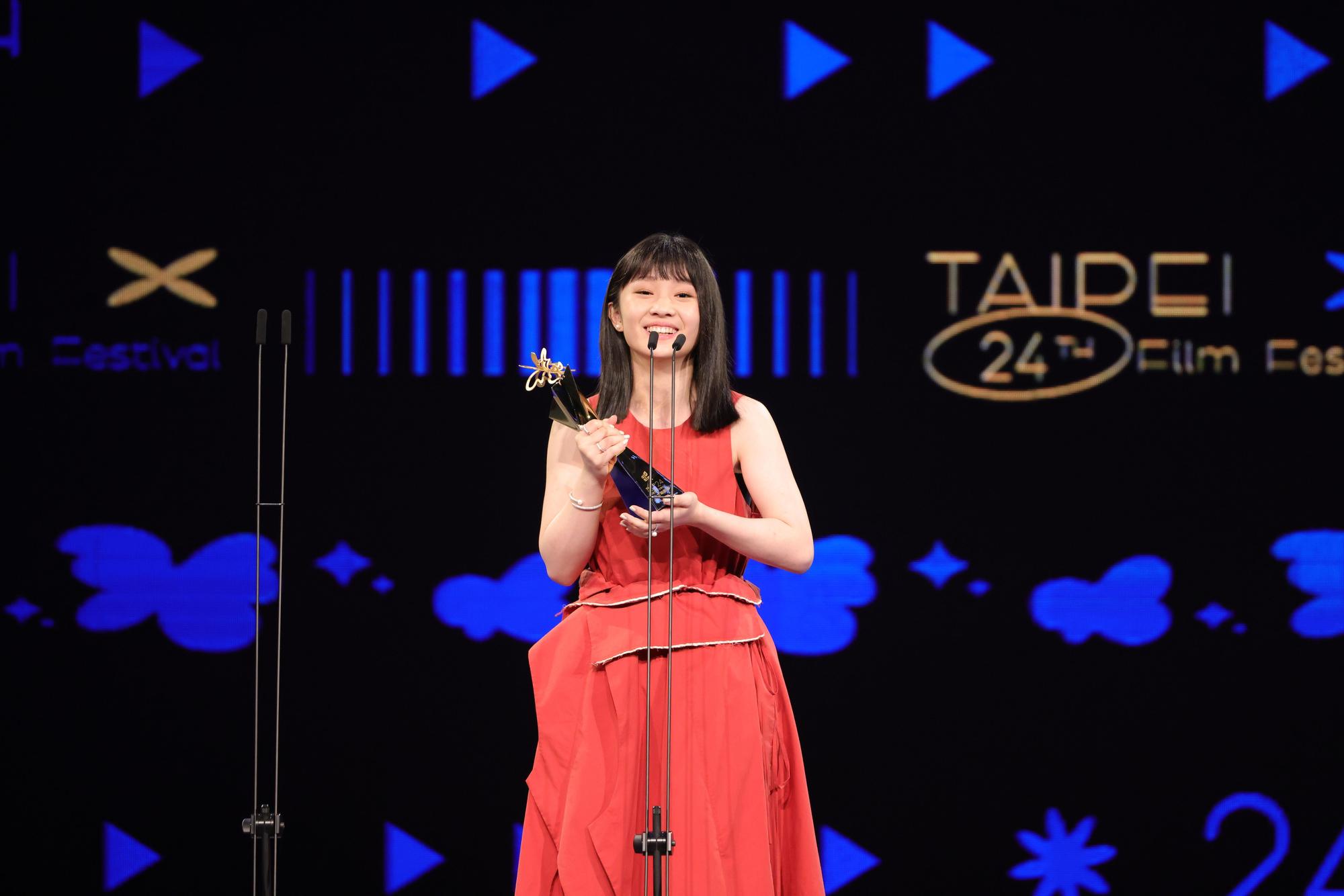 方郁婷講完得獎感言後呆萌在台上問「我要去哪裡？」模樣超可愛。（台北電影獎提供）