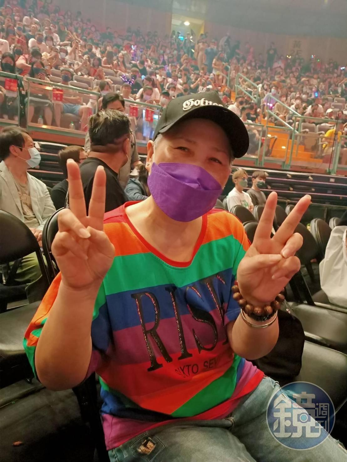 羅媽媽還到後台為小豬打氣，以兒子為榮。（讀者提供）