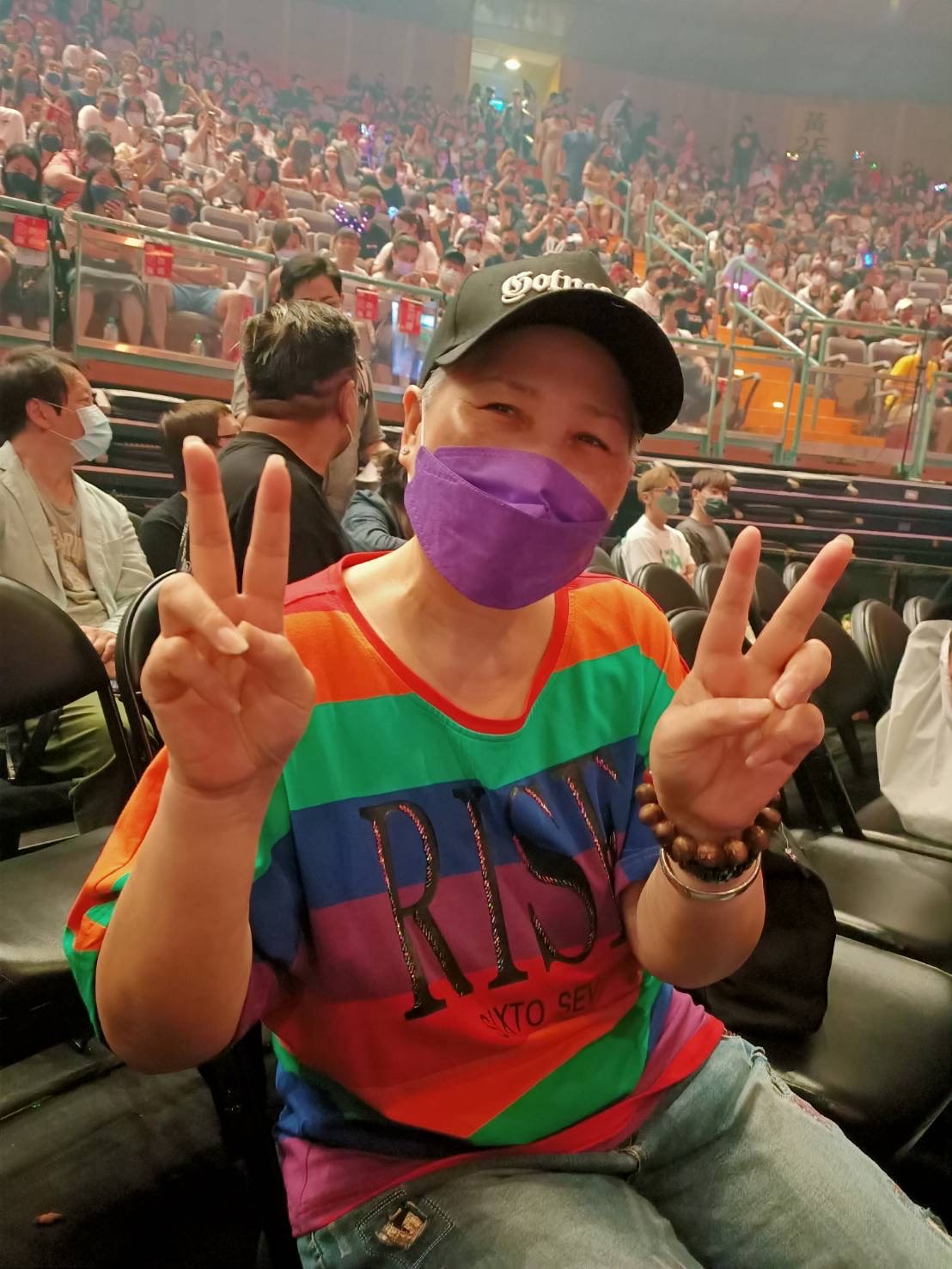 羅媽媽還到後台為小豬打氣，以兒子為榮。（讀者提供）