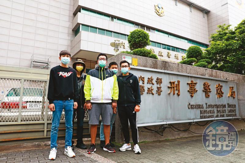 5名台灣年輕人從柬埔寨獲釋回台後,4月初前往刑事警察局報案。