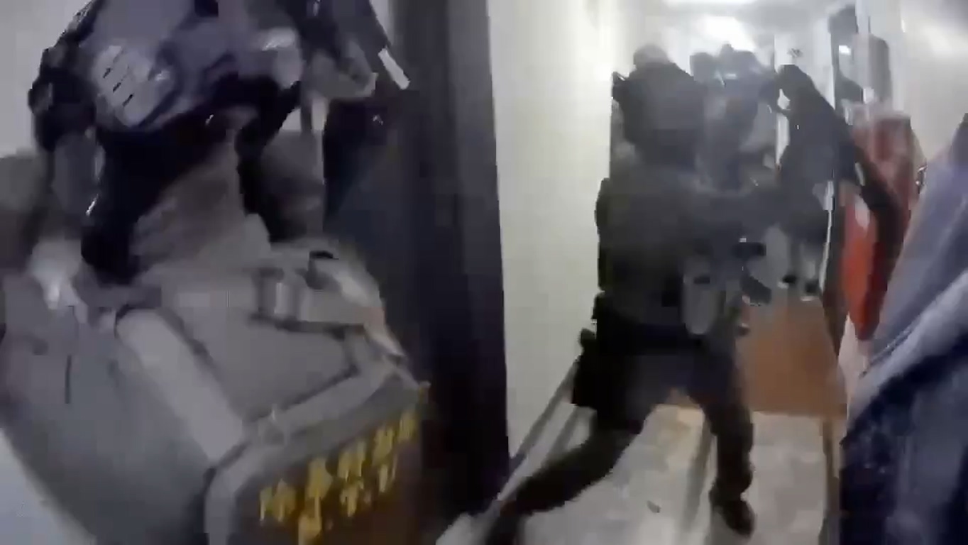 警方破門攻堅準備抓人。（警方提供）