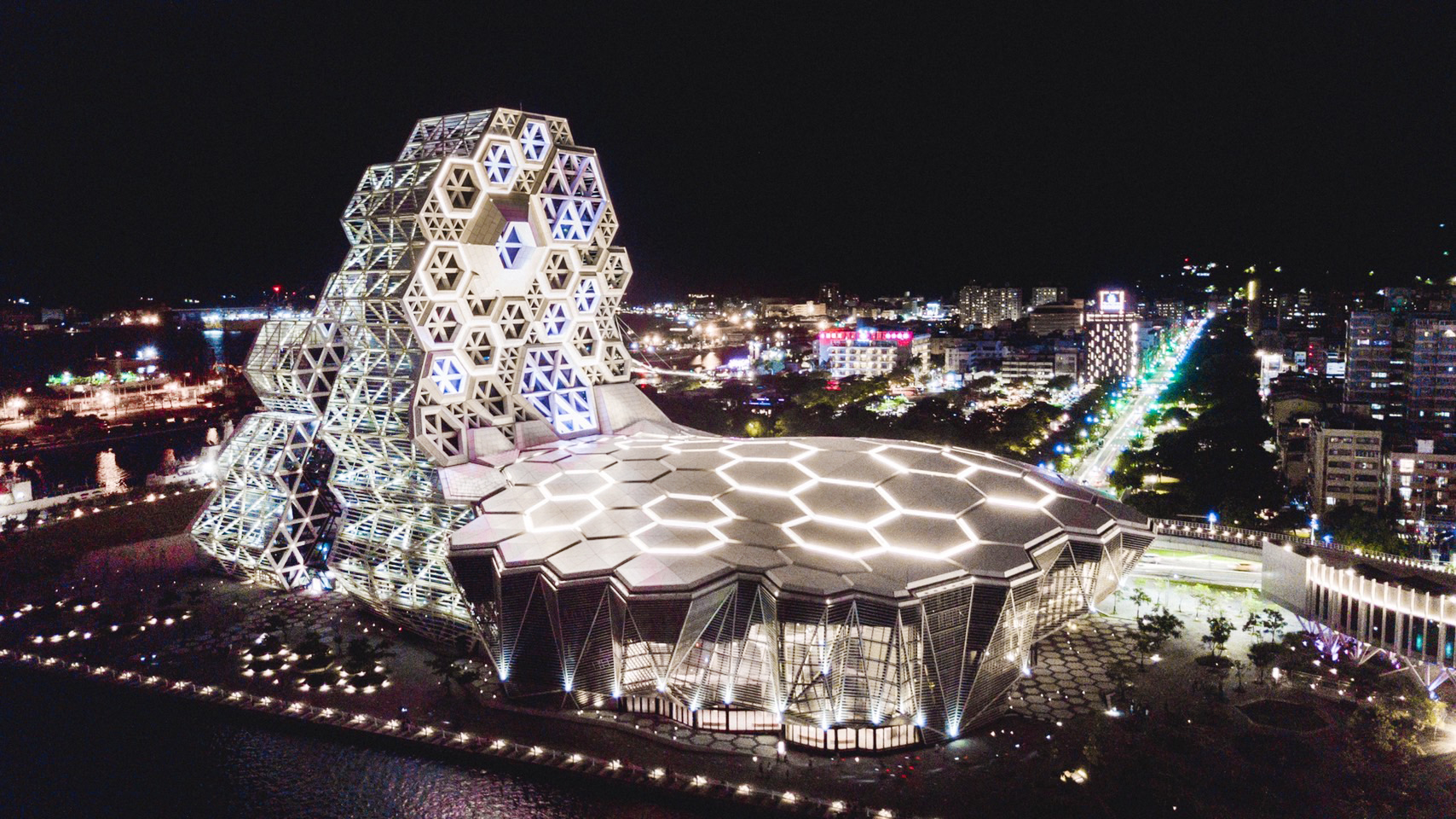 高雄愛河畔的高雄流行音樂中心9日點亮白光，悼念失去了台灣摯友、日本前首相安倍晉三。（翻攝自陳其邁臉書）