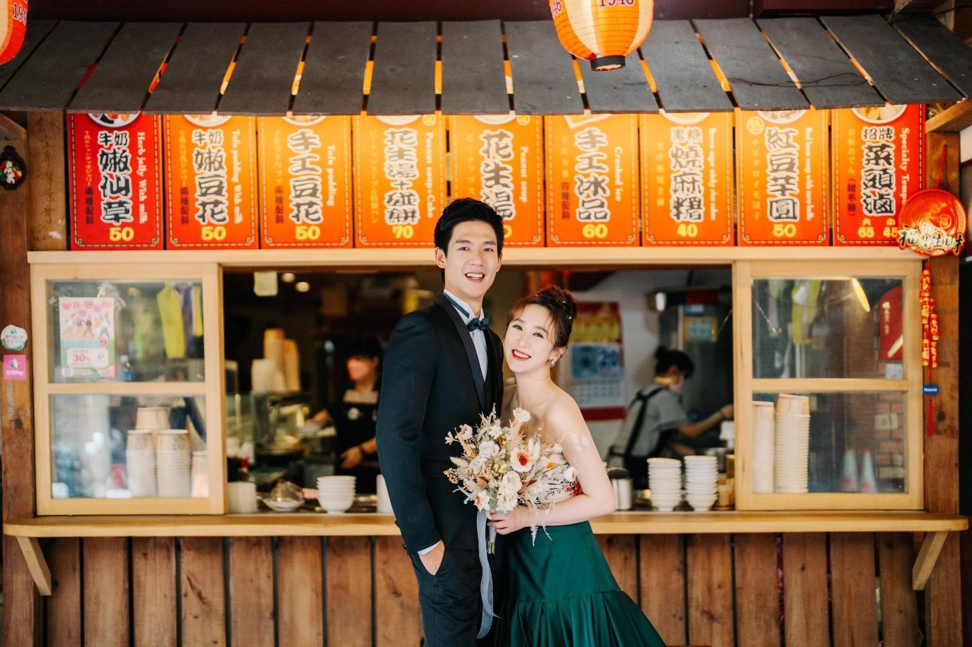 蔡允潔選在已逝奶奶開的芋圓店拍婚紗別具意義。（The stage美式婚禮婚紗提供）