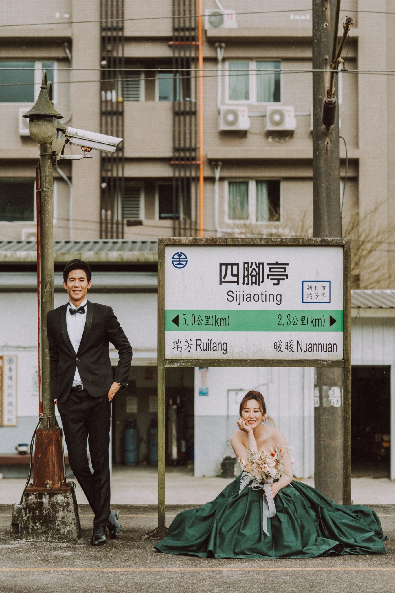 蔡允潔與老公在車站拍婚紗有滿滿的年輕時的回憶。（The stage美式婚禮婚紗提供）
