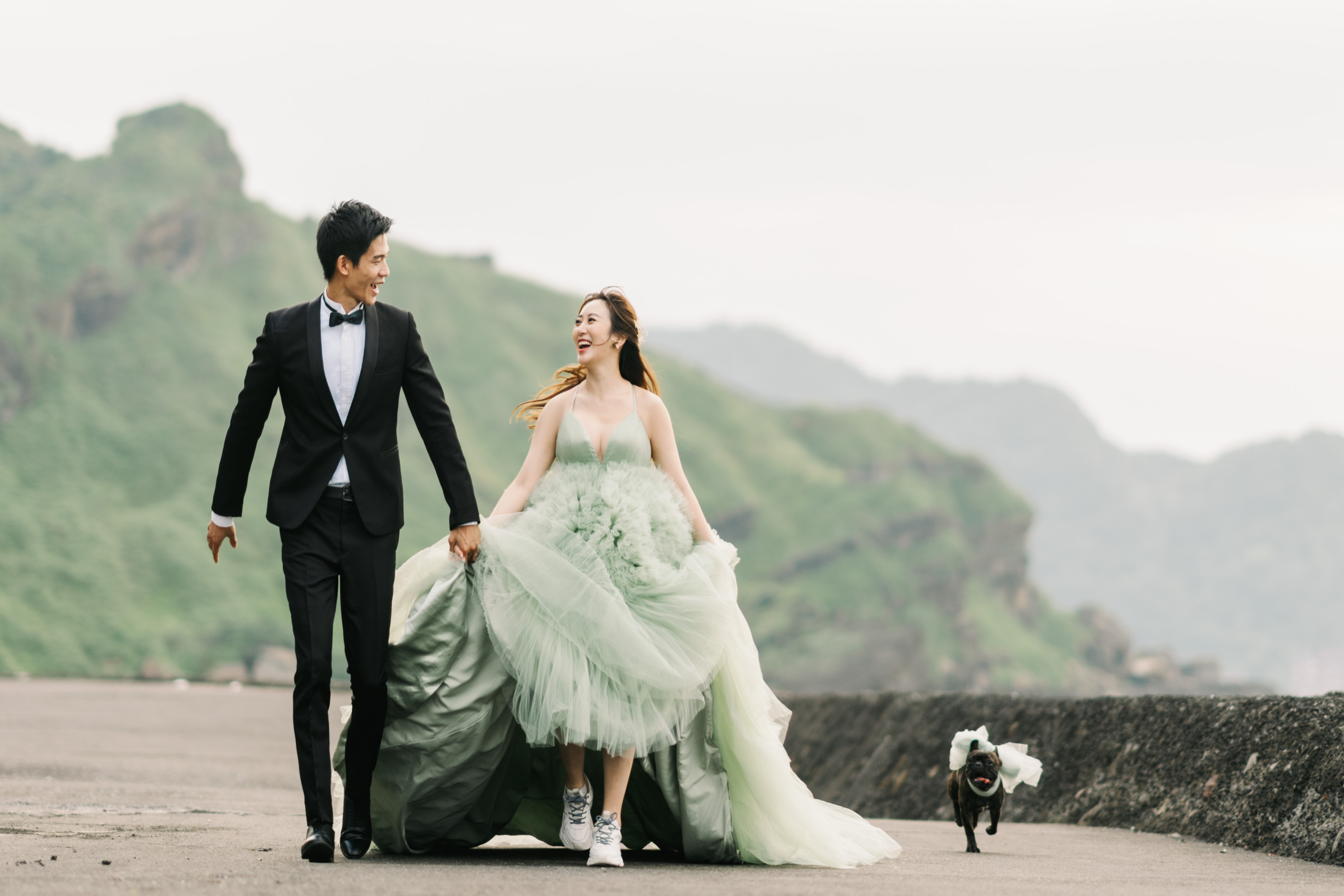 蔡允潔拍婚紗愛犬也入鏡。（The stage美式婚禮婚紗提供）
