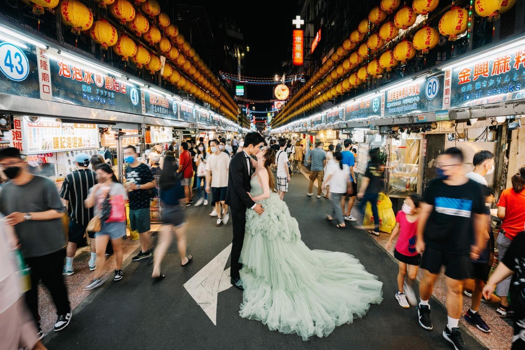 蔡允潔與老公Fraser在基隆廟口拍婚紗吸引路人圍觀。（The stage美式婚禮婚紗提供）