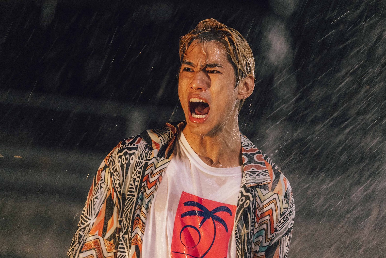 朱軒洋在《村裡來了個暴走女外科》染金髮演乩童。（牽猴子提供）