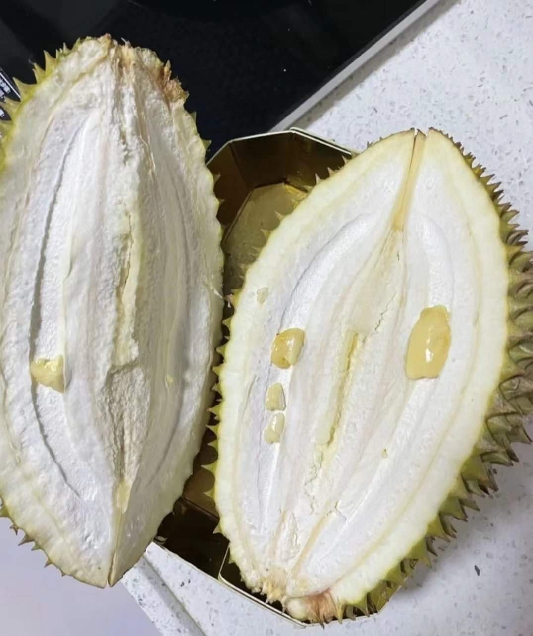 有網友買榴槤回家切開後驚呆，竟挑到果肉超少「不懂事的榴蓮」。（翻攝自爆廢公社）