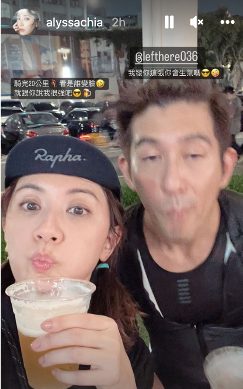 賈靜雯(左)與修杰楷(右)夜騎後,夫妻自拍。(翻攝自賈靜雯IG)