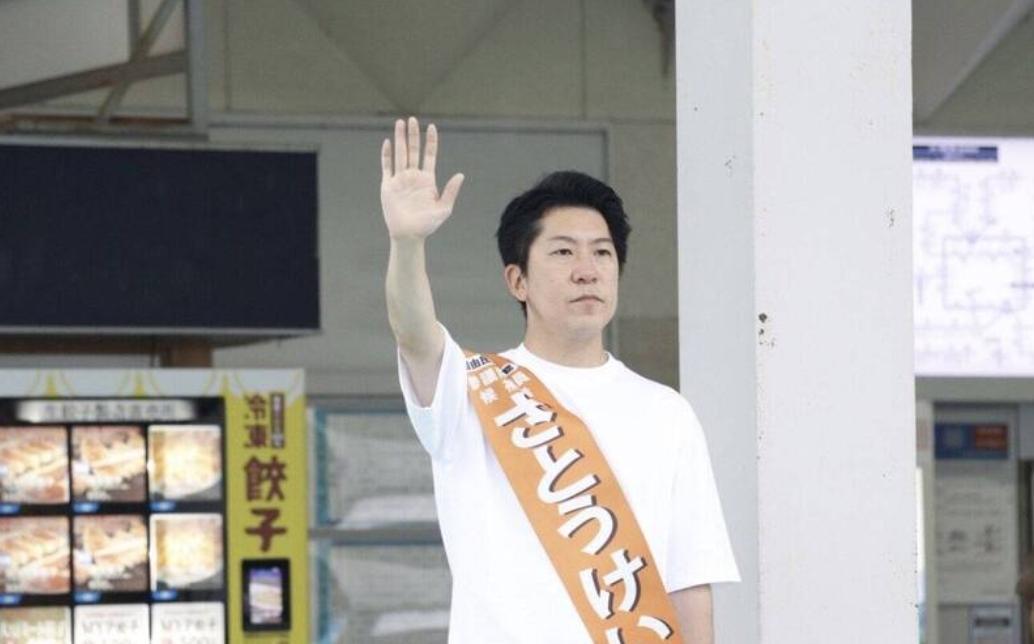 安倍生前最後一位站台助選的自民黨參議員佐藤啟，今日成功連任並未接受獻花，低調迎接勝選。（翻攝自推特）