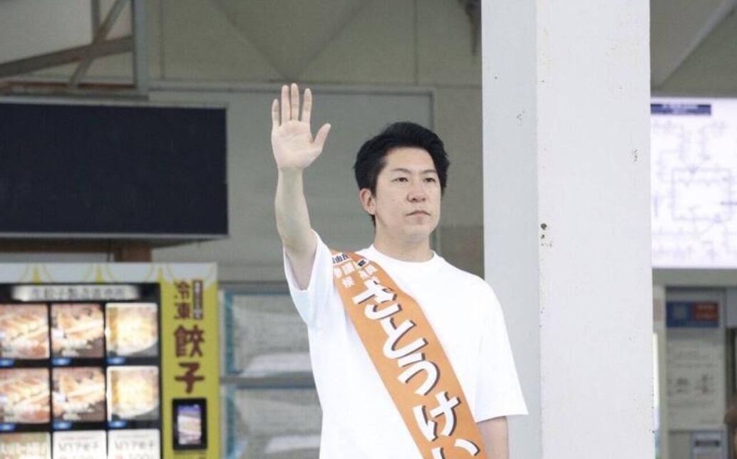 安倍生前最後一位站台助選的自民黨參議員佐藤啟，今日成功連任並未接受獻花，低調迎接勝選。（翻攝自推特）