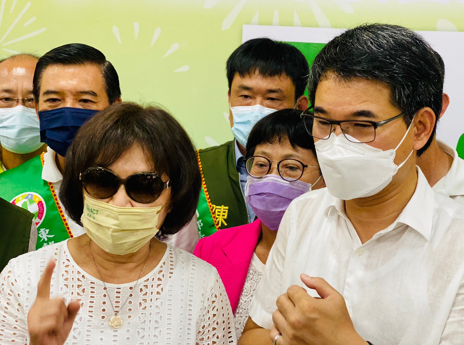 劉建國邀蘇治芬加入縣長選戰競選團隊，2人互動熱絡。（立委劉建國辦公室提供）