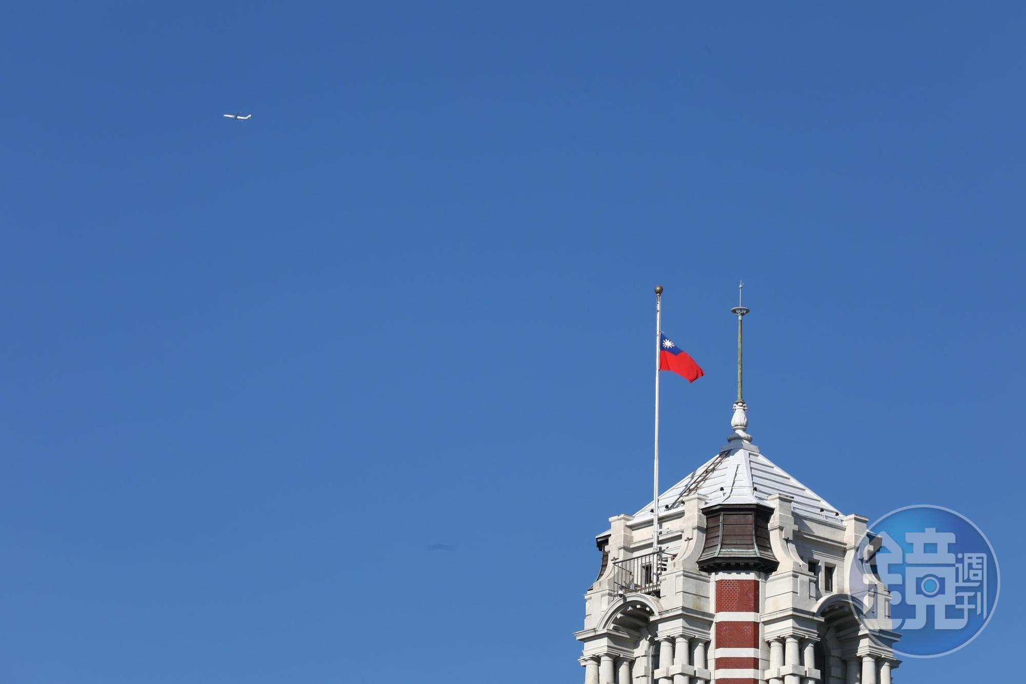 今日各公家機關、公立學校降半旗悼念日本前首相安倍晉三。圖為總統府。