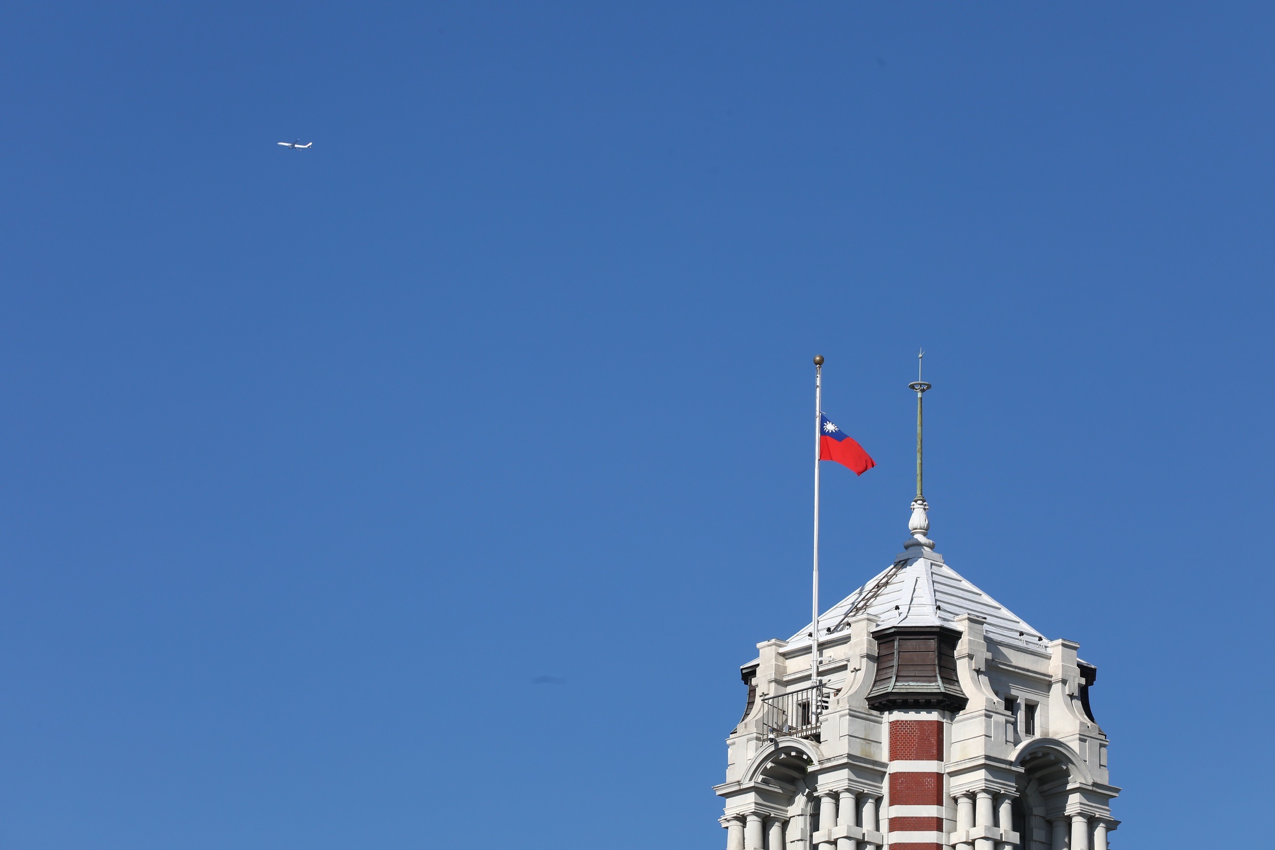 今日各公家機關、公立學校降半旗悼念日本前首相安倍晉三。圖為總統府。