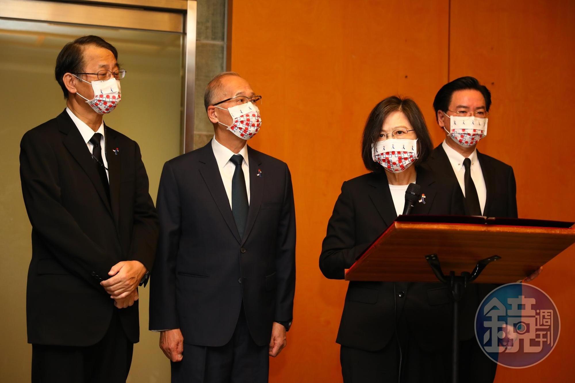 總統蔡英文（右2）與外交部長吳釗燮（右1）、總統府祕書長李大維（左2）一同前往日本台灣交流協會悼念日本前首相安倍晉三。