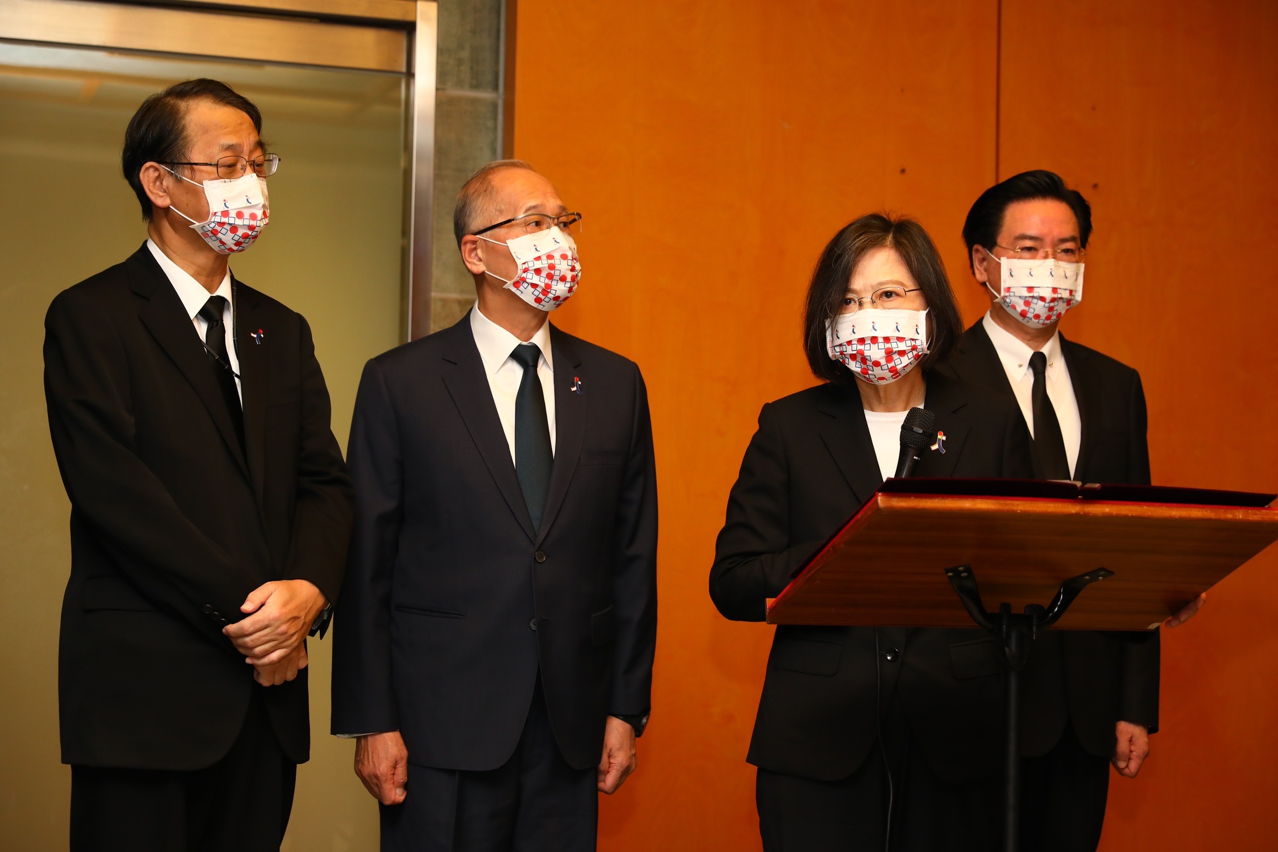 總統蔡英文（右2）與外交部長吳釗燮（右1）、總統府祕書長李大維（左2）一同前往日本台灣交流協會悼念日本前首相安倍晉三。
