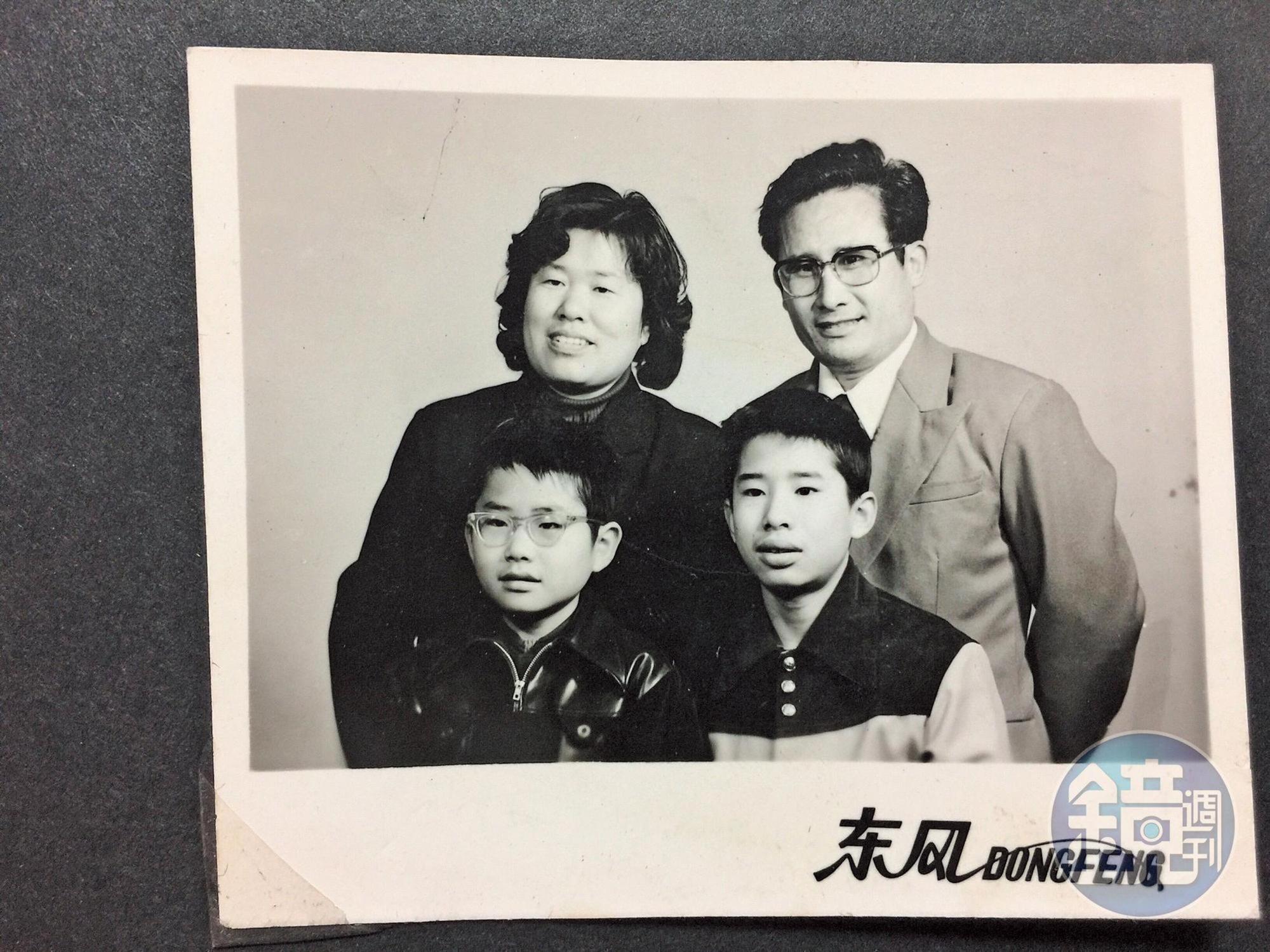 矢板明夫（前左）的父親矢板大（後右）為日本在華遺孤，曾任天津政協委員，母親（後左）是中國人，前右為哥哥矢板光夫。（矢板明夫提供）