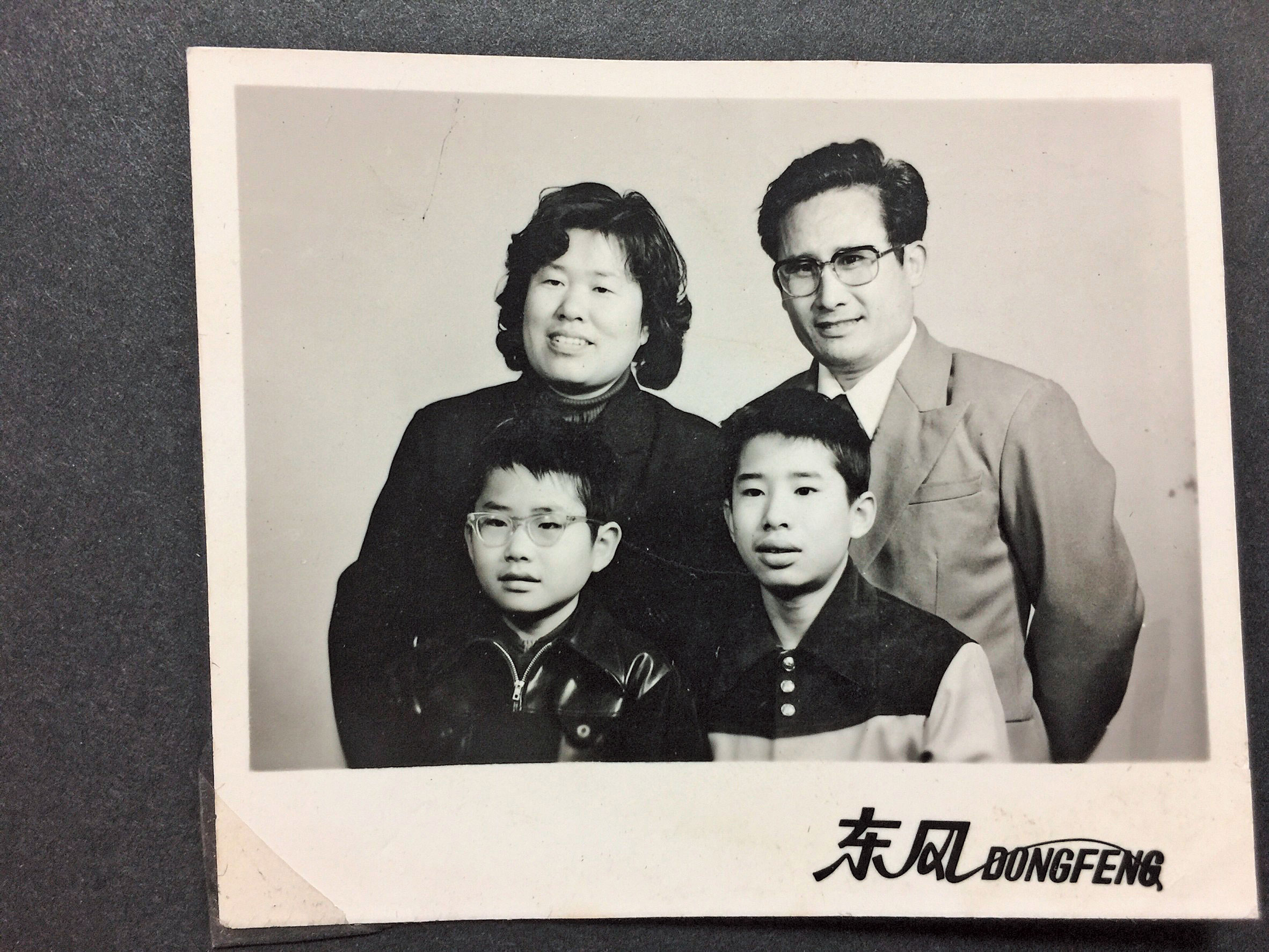 矢板明夫(前左)的父親矢板大(後右)為日本在華遺孤,曾任天津政協委員,母親(後左)是中國人,前右為哥哥矢板光夫。(矢板明夫提供)