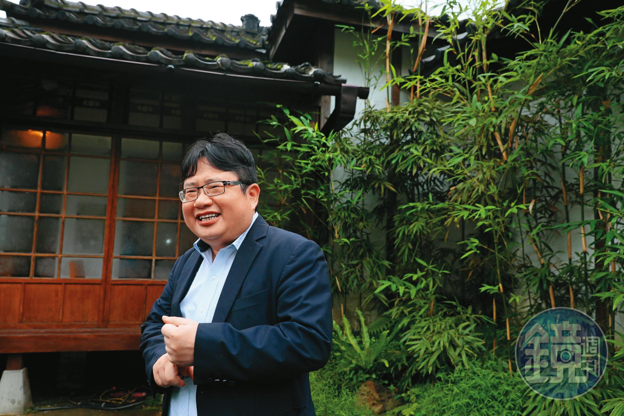 矢板明夫年少時立志從政,對日本政治用功極深,在中國社會科學院日本研究所攻讀博士後,即因對中國了解深入,協助《產經新聞》撰寫報導,而被網羅為記者。