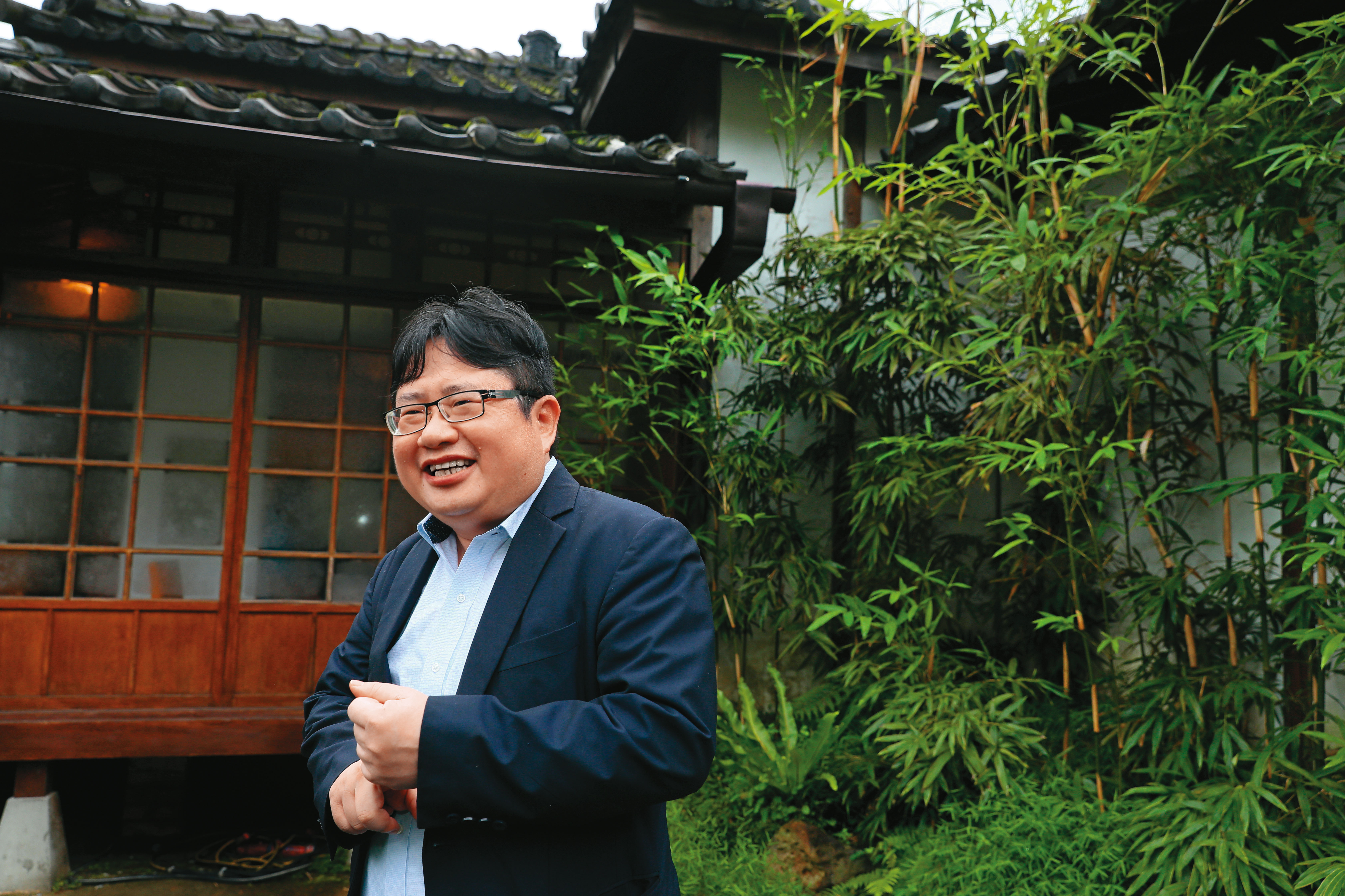 矢板明夫年少時立志從政，對日本政治用功極深，在中國社會科學院日本研究所攻讀博士後，即因對中國了解深入，協助《產經新聞》撰寫報導，而被網羅為記者。