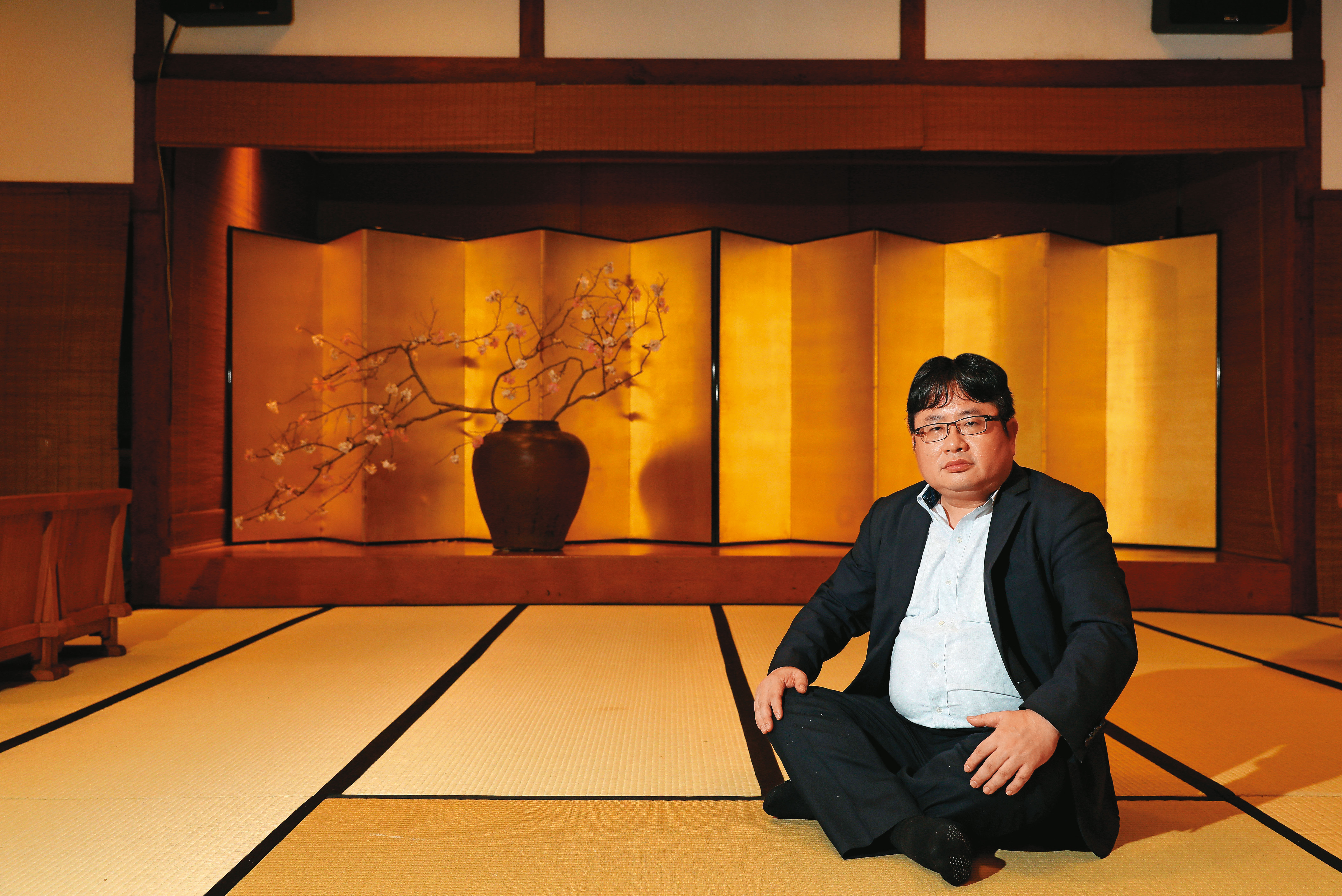 盤坐在北投文物館的宴會廳，矢板明夫說，台灣拍攝人物照總是定著擺一個姿勢，但日本媒體認為講話時雙手快速比劃，手拍出來都是糊的，才是生動的照片。