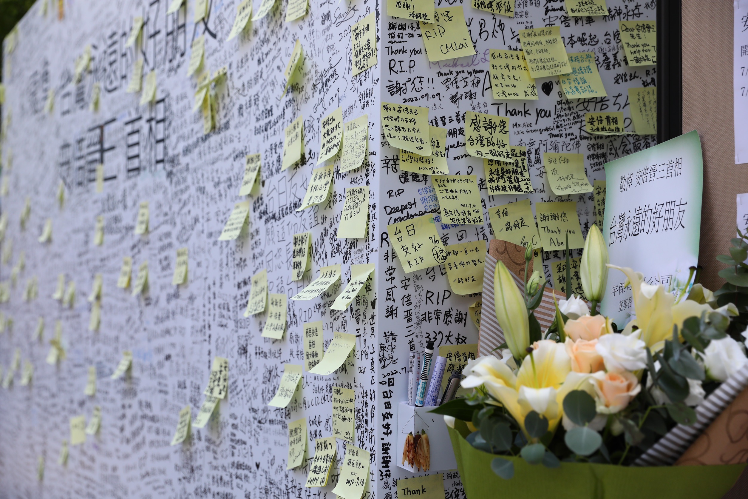 日本前首相安倍晉三不幸中彈身亡，許多民眾於日本台灣交流協會的追思牆上留下感念字句。