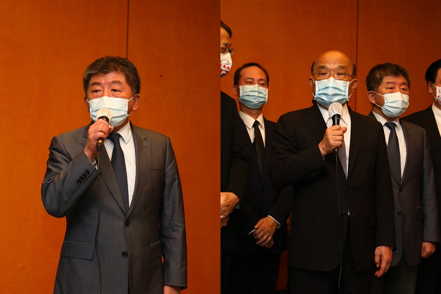 行政院長蘇貞昌(右)以及衛福部長陳時中(左)也前往安倍晉三追悼會致意。
