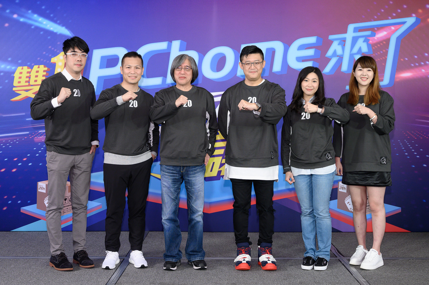 蔡凱文（右三）挖角全球人壽人資長陳幸琦（右二）操盤網家組織集團化。左二為網家投資長兼策略長周磊。（網家提供）