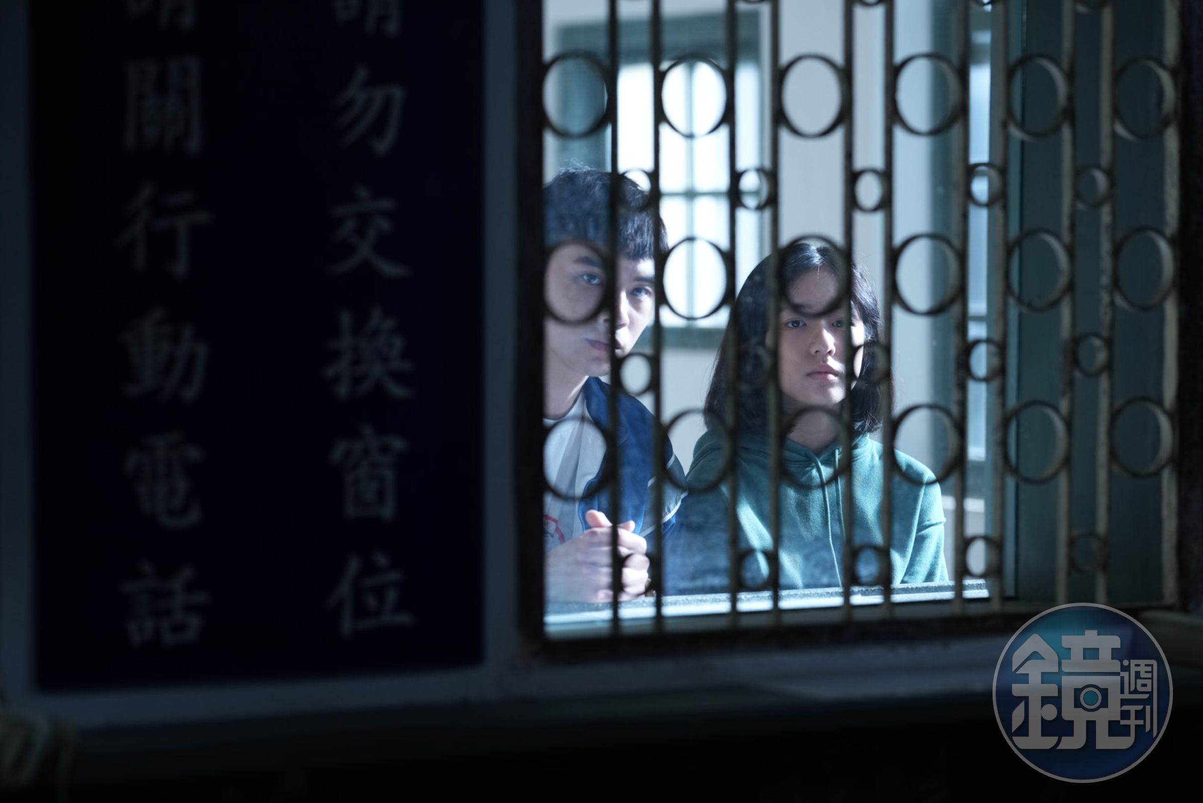 《民雄鬼屋》彤彤（右）和劉韋辰在監獄內過於投入拍攝，並未發現有工作人員出現異狀。（采昌、馬棋朵提供）
