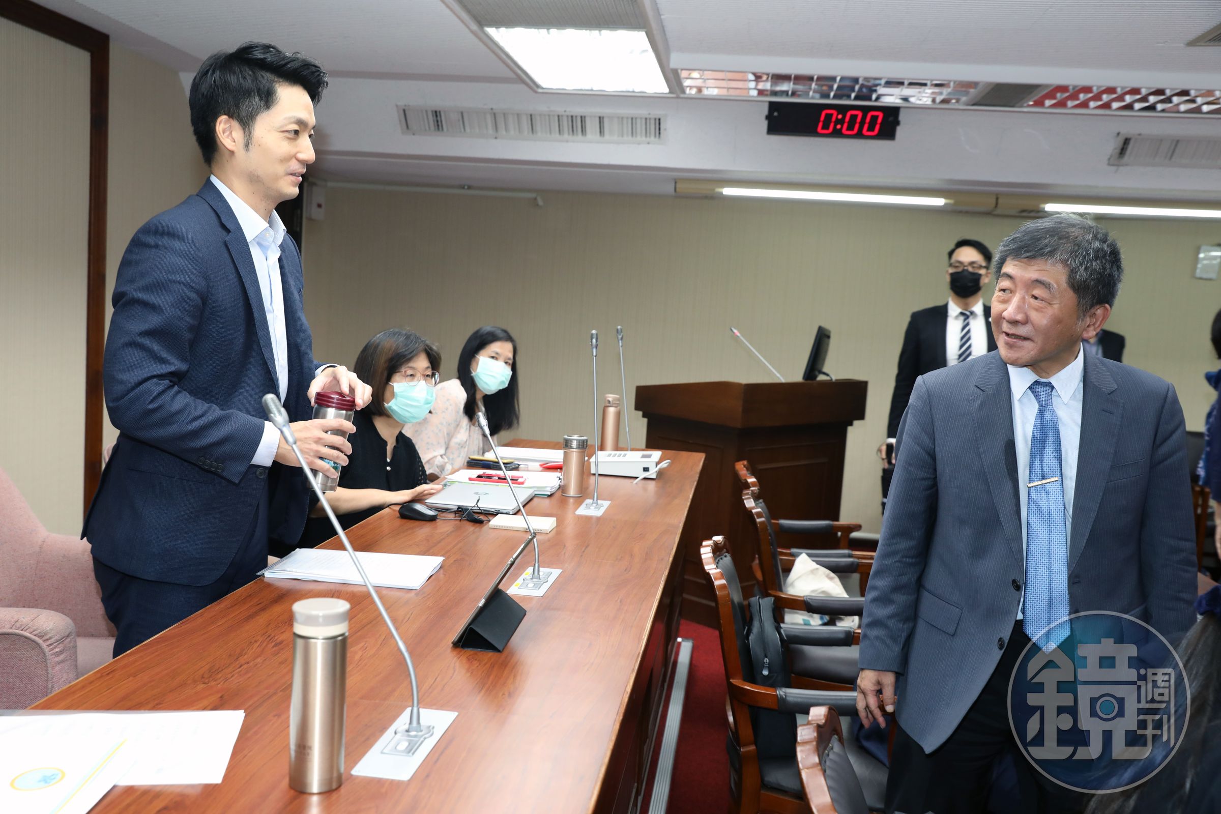 國民黨派出立委蔣萬安（左）參選台北市長，民進黨則確定由衛福部長陳時中（右）迎戰。（本刊資料照）