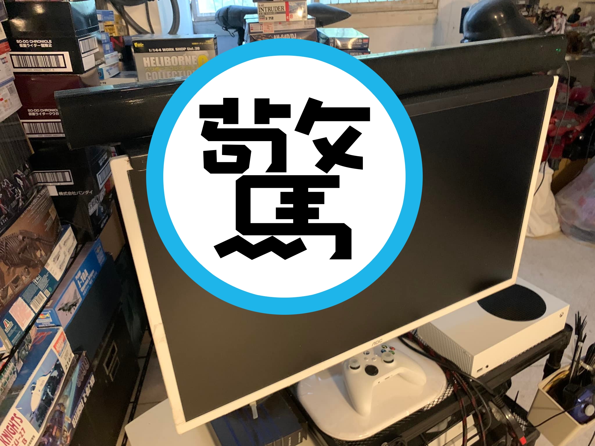 有位男網友家裡的螢幕上突然黏了一塊「圓餅物」，仔細一看原來是「喇牙」白額高腳蛛所產下的蛋。（翻攝自爆廢公社）