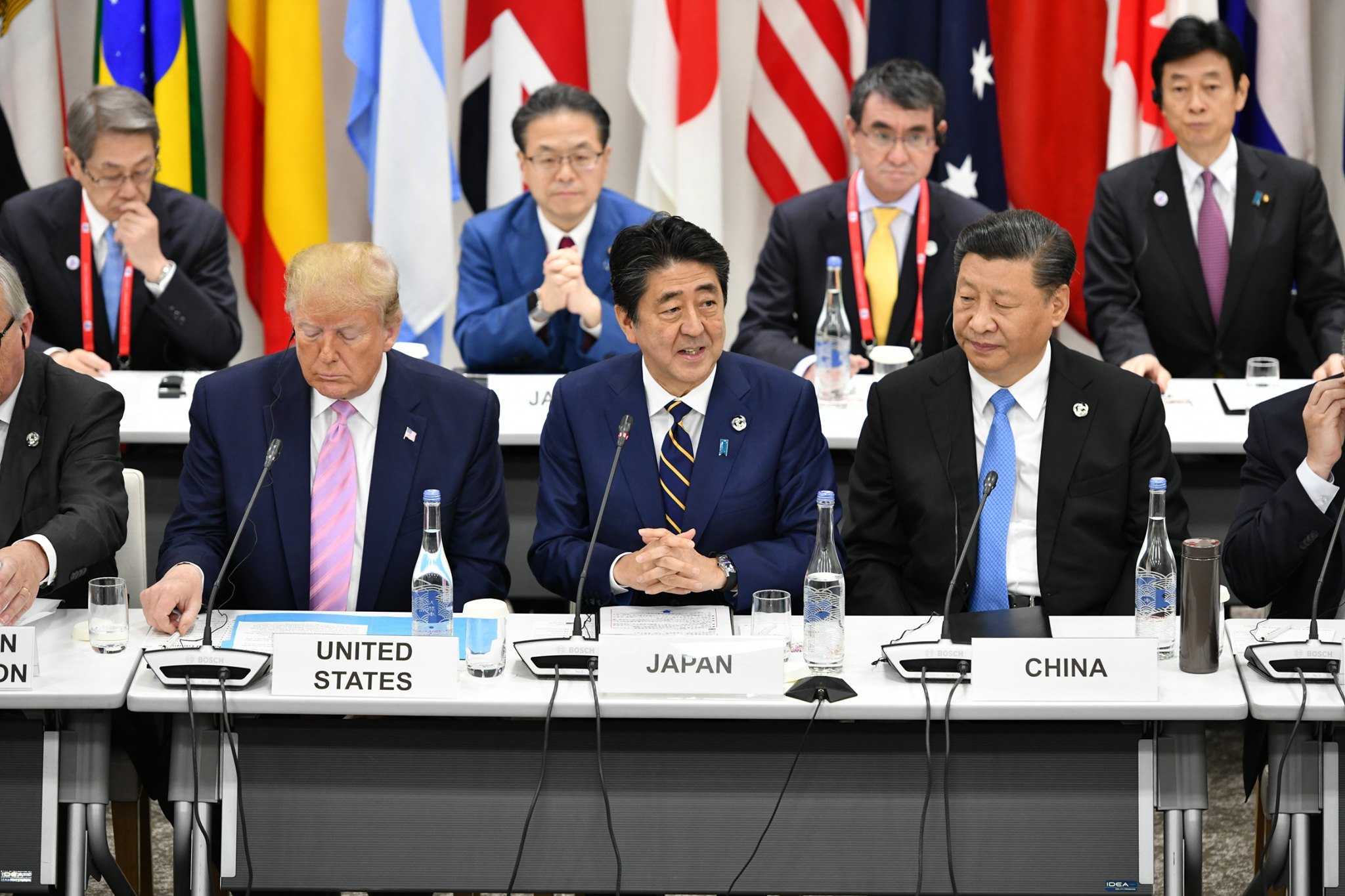 昔日世界領袖同框，如今川普（左起）已經下台、安倍被槍殺、習近平則越趨走向高壓統治。（翻攝自G20臉書）