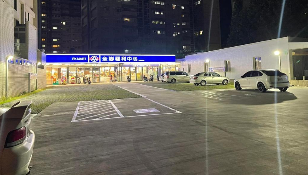 有網友發文驚訝表示，澎湖全聯大到可以停貨輪。（翻攝自臉書社團「我愛全聯-好物老實說」）