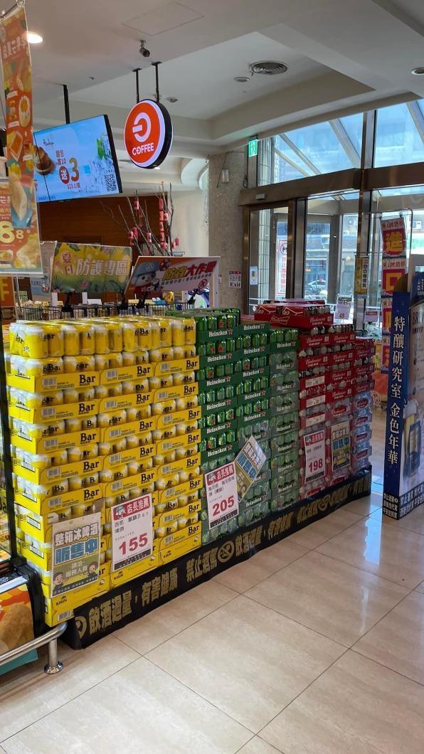 超市內的啤酒、可樂10箱為一疊堆得非常高。(翻攝自臉書社團「我愛全聯-好物老實說」)
