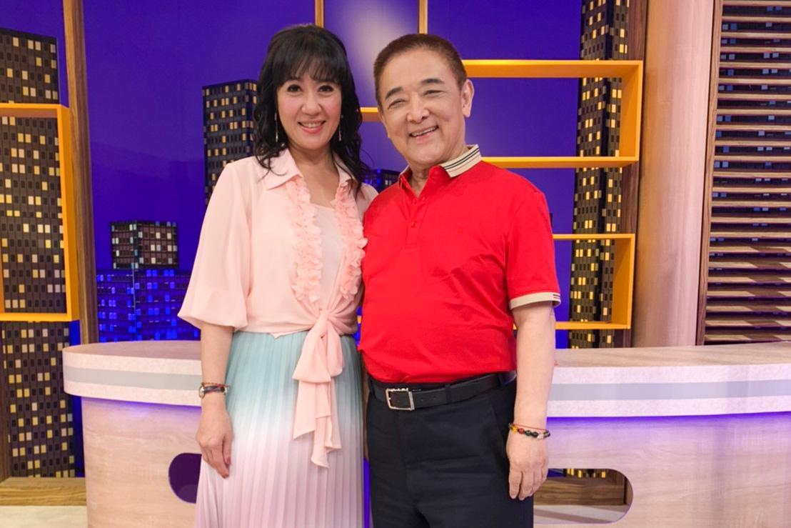 小亮哥(右)與老婆林姿佑同台錄影。(衛視中文台提供)