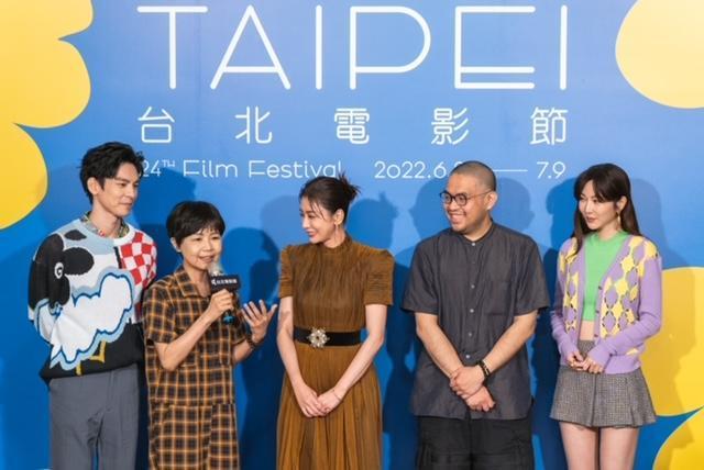 （左起）演員林柏宏、導演陳慧翎、演員賈靜雯、導演李俊宏、演員曾莞婷為Netflix獨家華語影集《媽，別鬧了！》造勢。（Netflix提供）