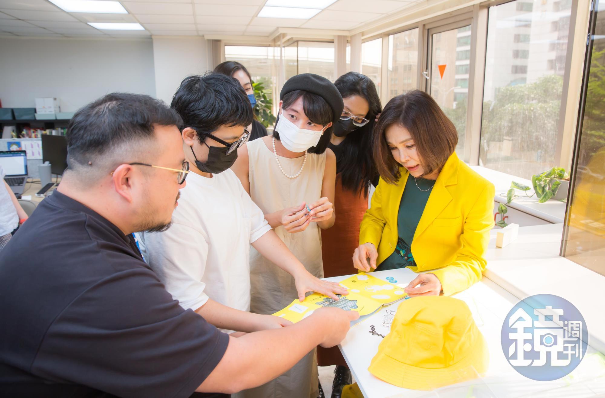 莊淑芬（右1）說，當時因為有一群長期跟她作業的年輕同事要離職，讓她決定創業。