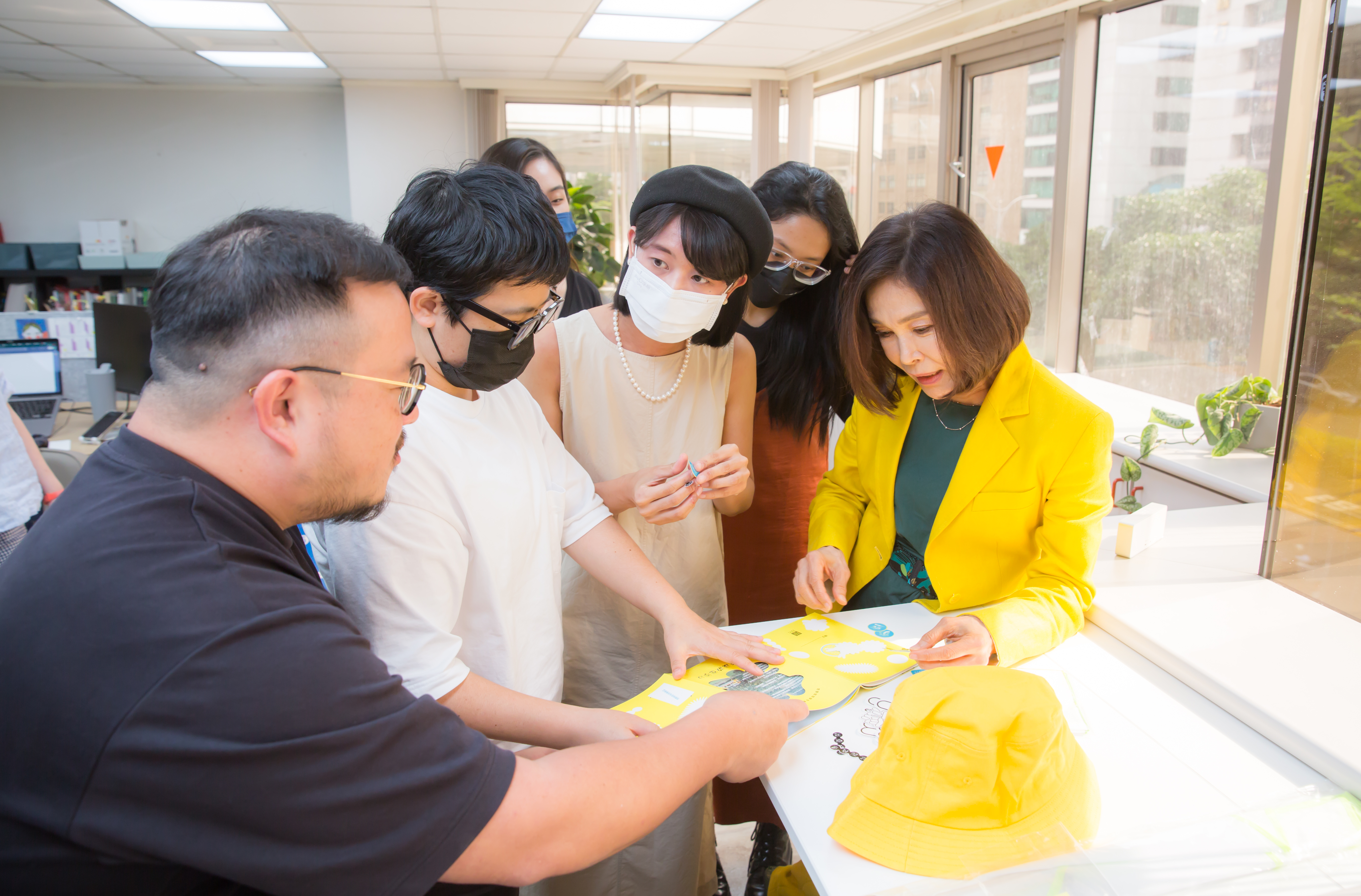莊淑芬（右1）說，當時因為有一群長期跟她作業的年輕同事要離職，讓她決定創業。