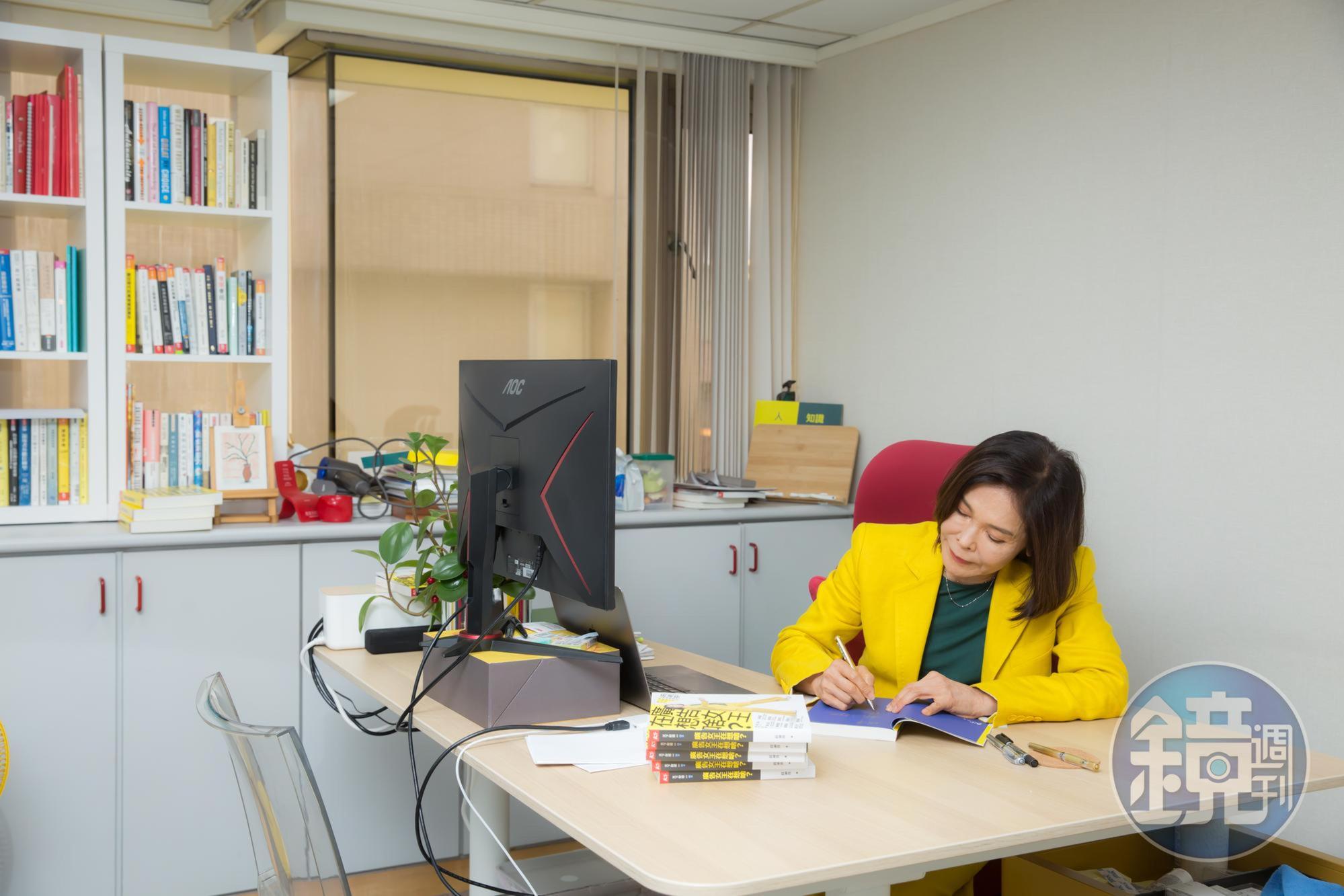 莊淑芬最近剛出版新書《廣告女王在想啥？：台灣奧美共同創辦人莊淑芬的36篇趨勢筆記》，辦公室堆滿新書，不時辦起簽書會。