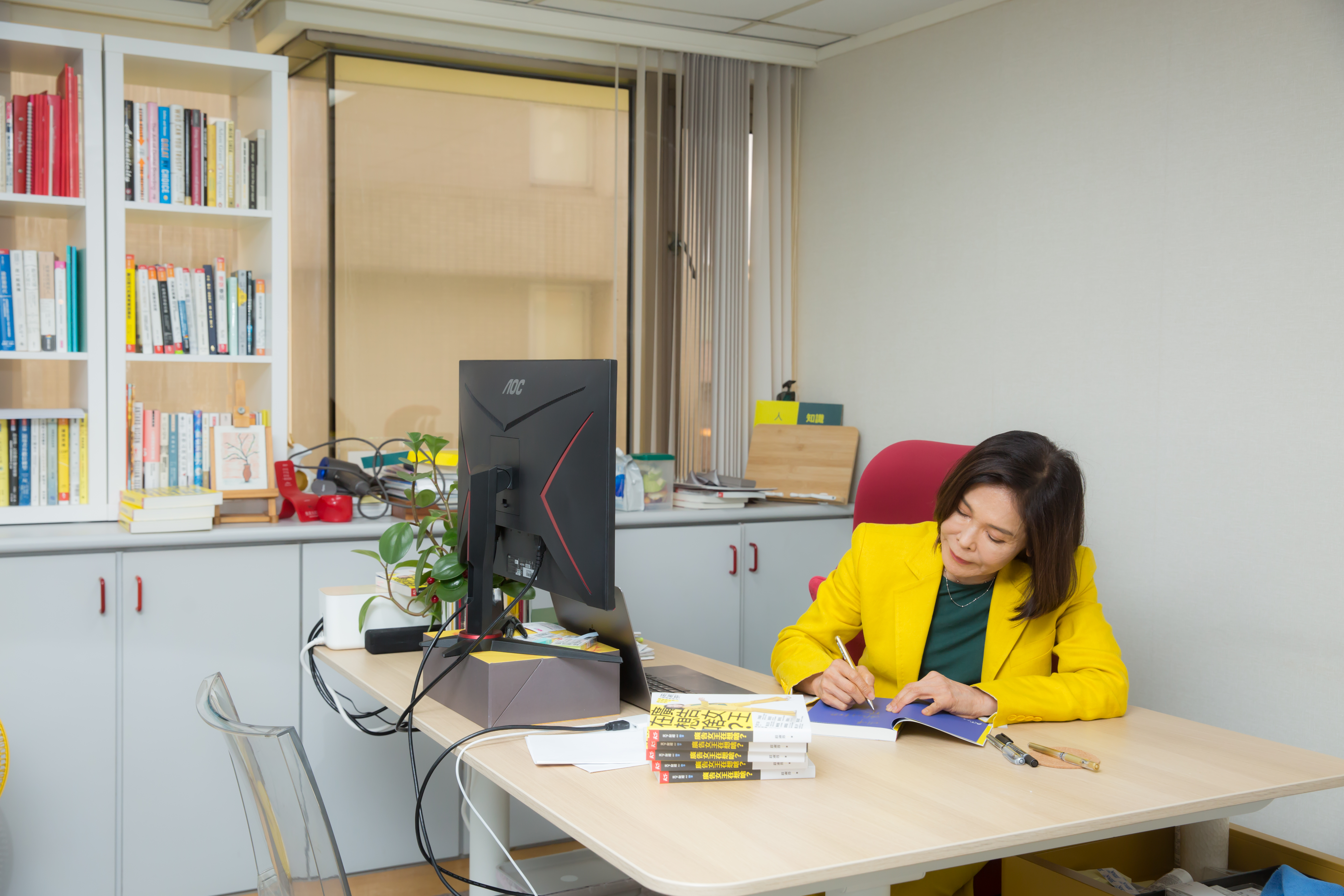 莊淑芬最近剛出版新書《廣告女王在想啥？：台灣奧美共同創辦人莊淑芬的36篇趨勢筆記》，辦公室堆滿新書，不時辦起簽書會。