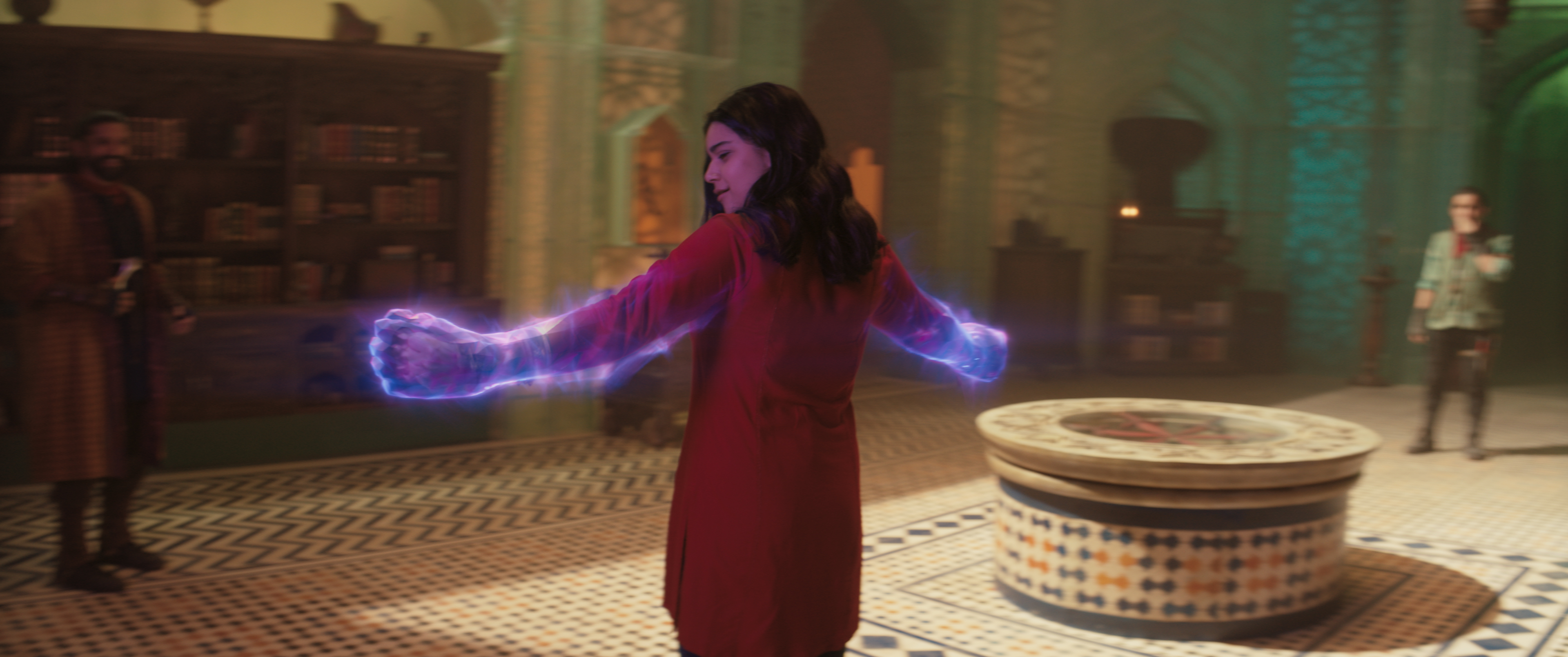 《驚奇少女》卡瑪拉回到巴基斯坦喀拉蚩，挖掘家族的祕密。（Disney+提供）